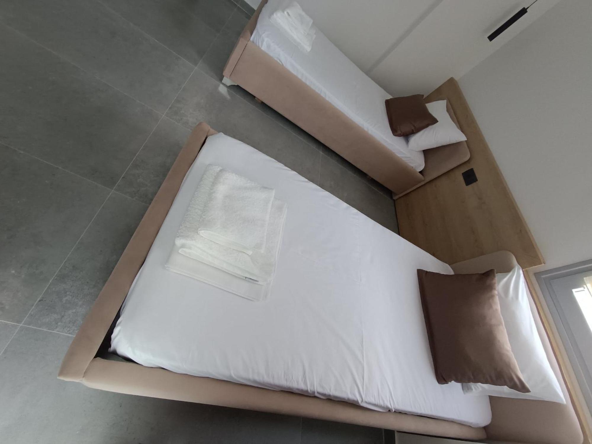 Sun George Bed & Breakfast Himare Bagian luar foto