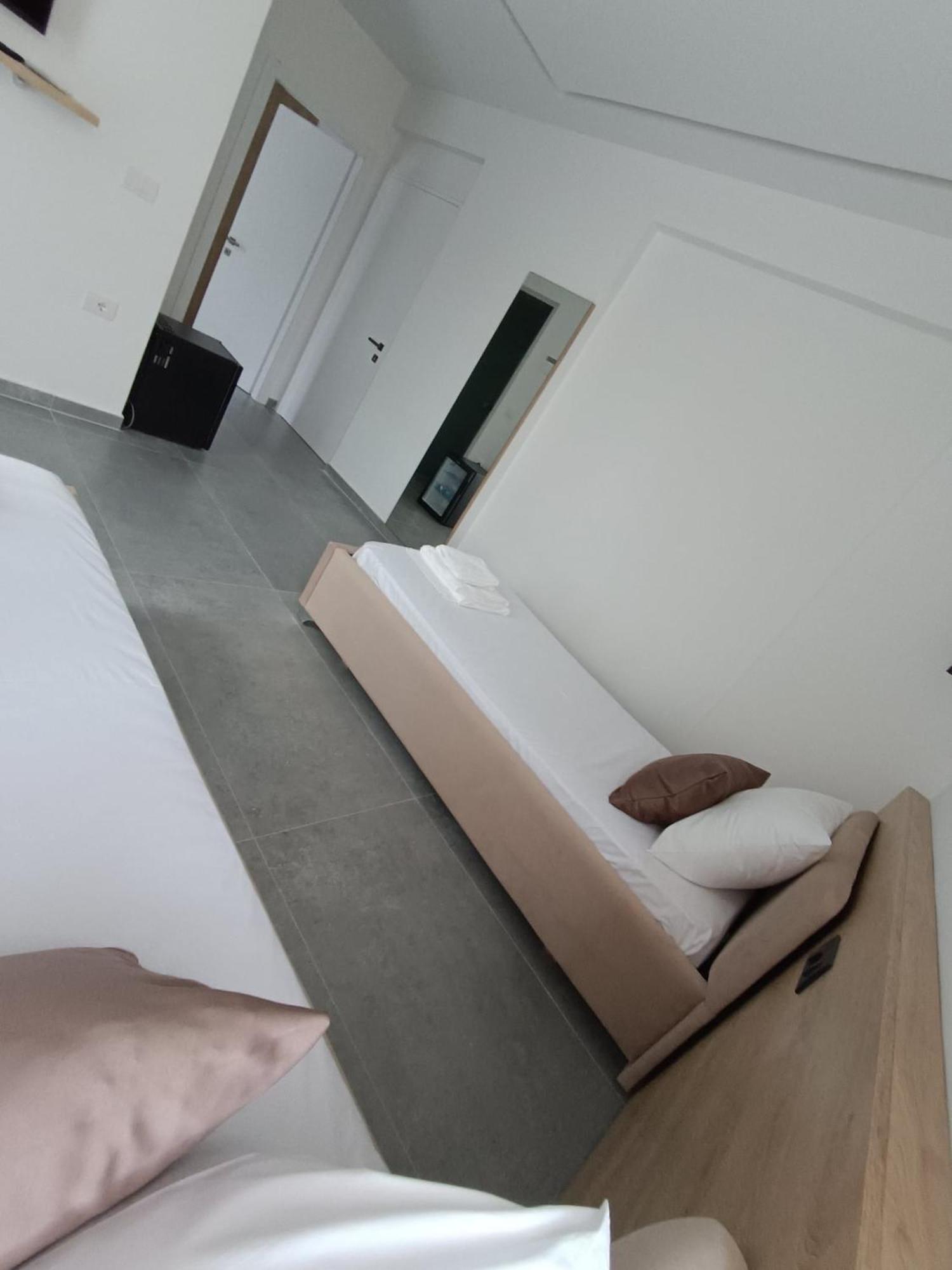 Sun George Bed & Breakfast Himare Bagian luar foto