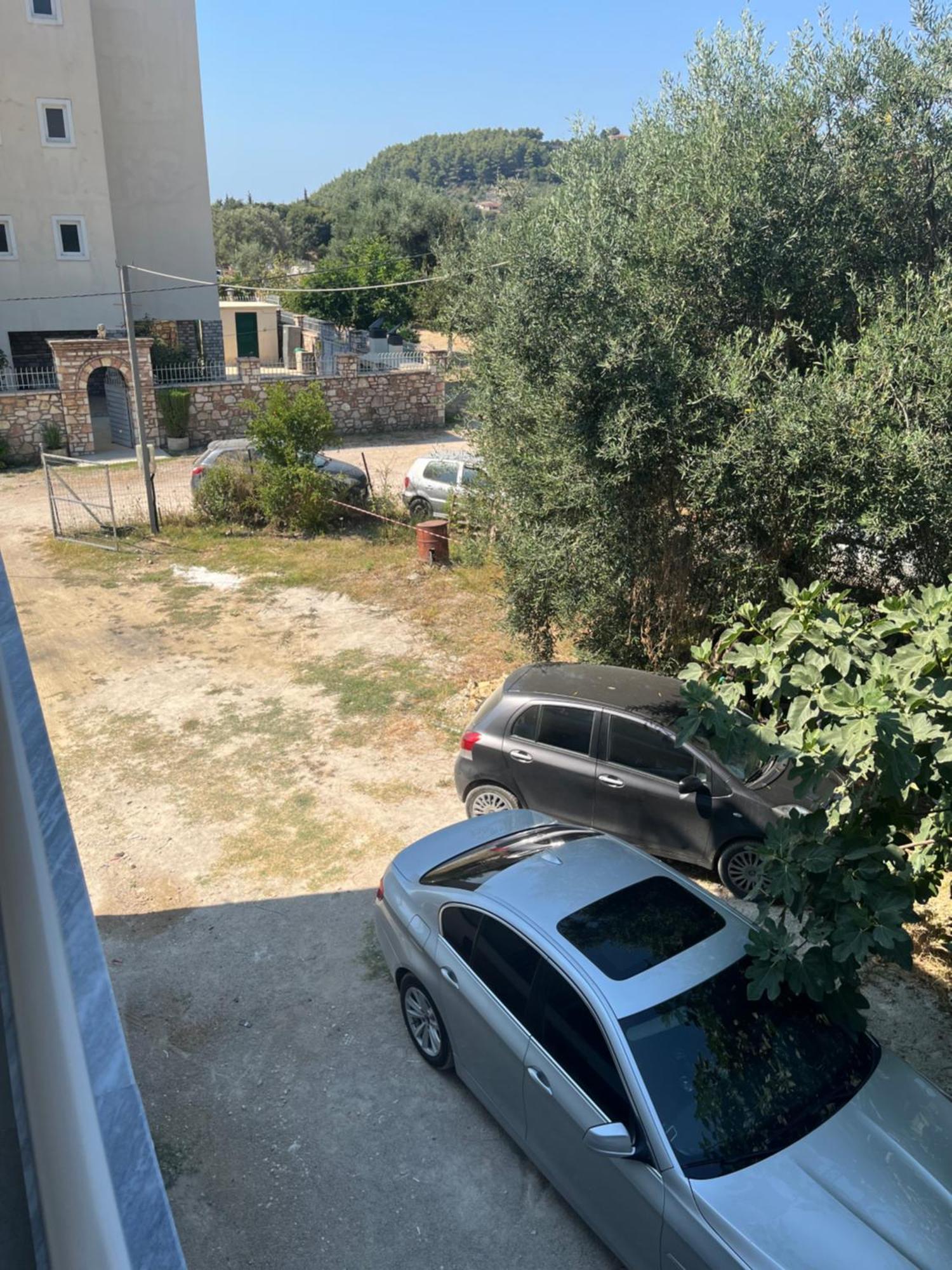 Sun George Bed & Breakfast Himare Bagian luar foto
