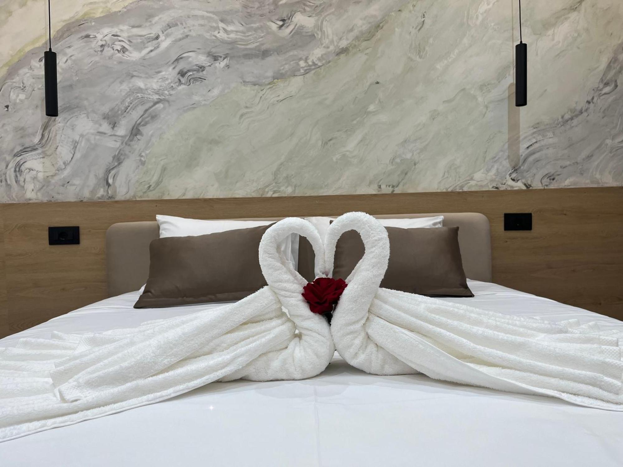 Sun George Bed & Breakfast Himare Bagian luar foto