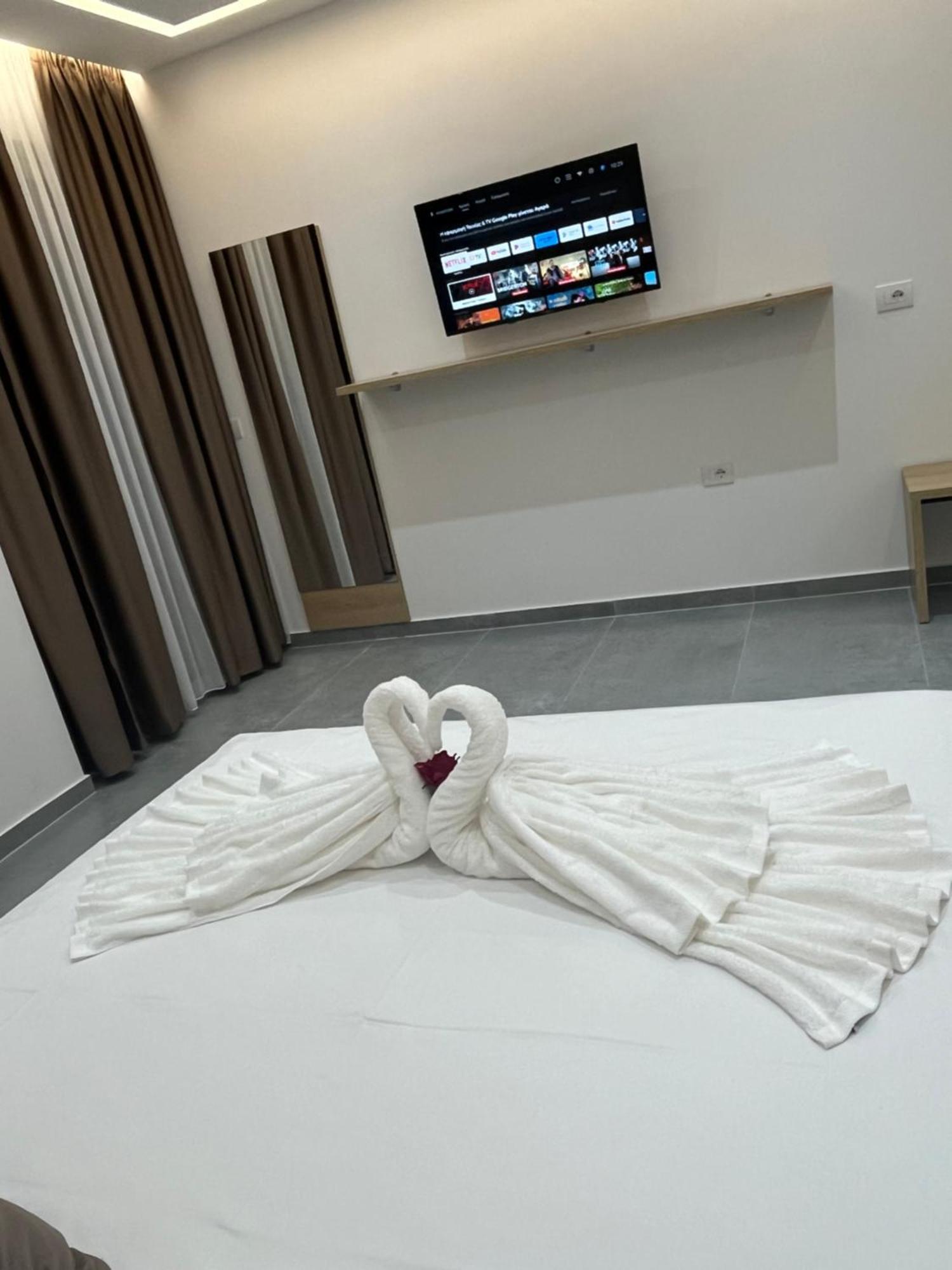 Sun George Bed & Breakfast Himare Bagian luar foto