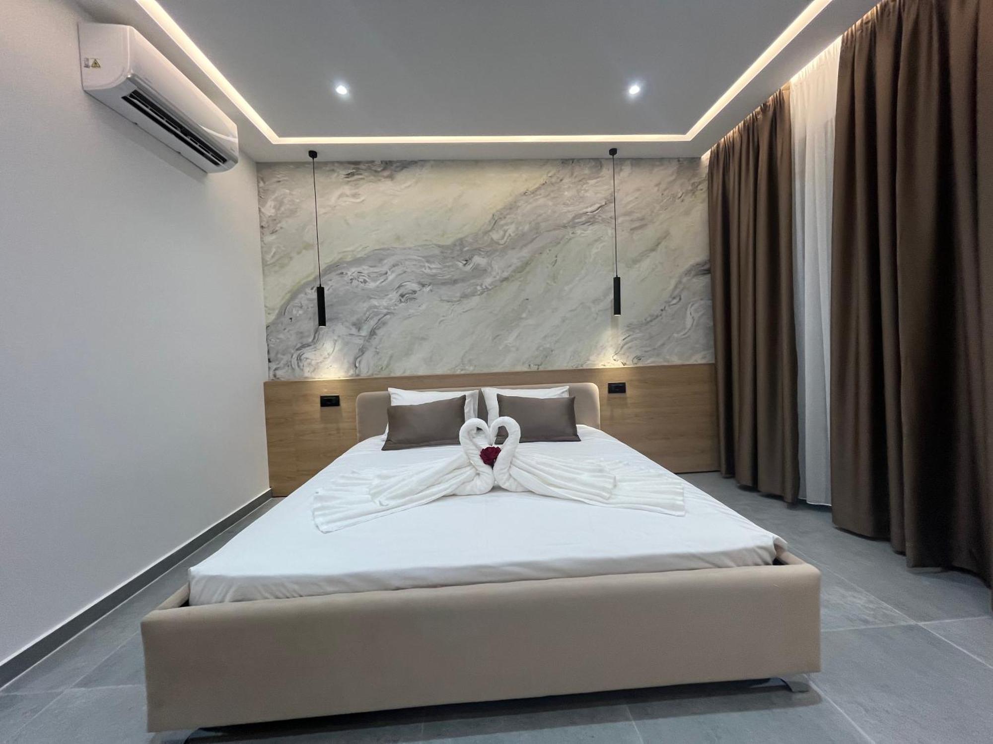 Sun George Bed & Breakfast Himare Bagian luar foto