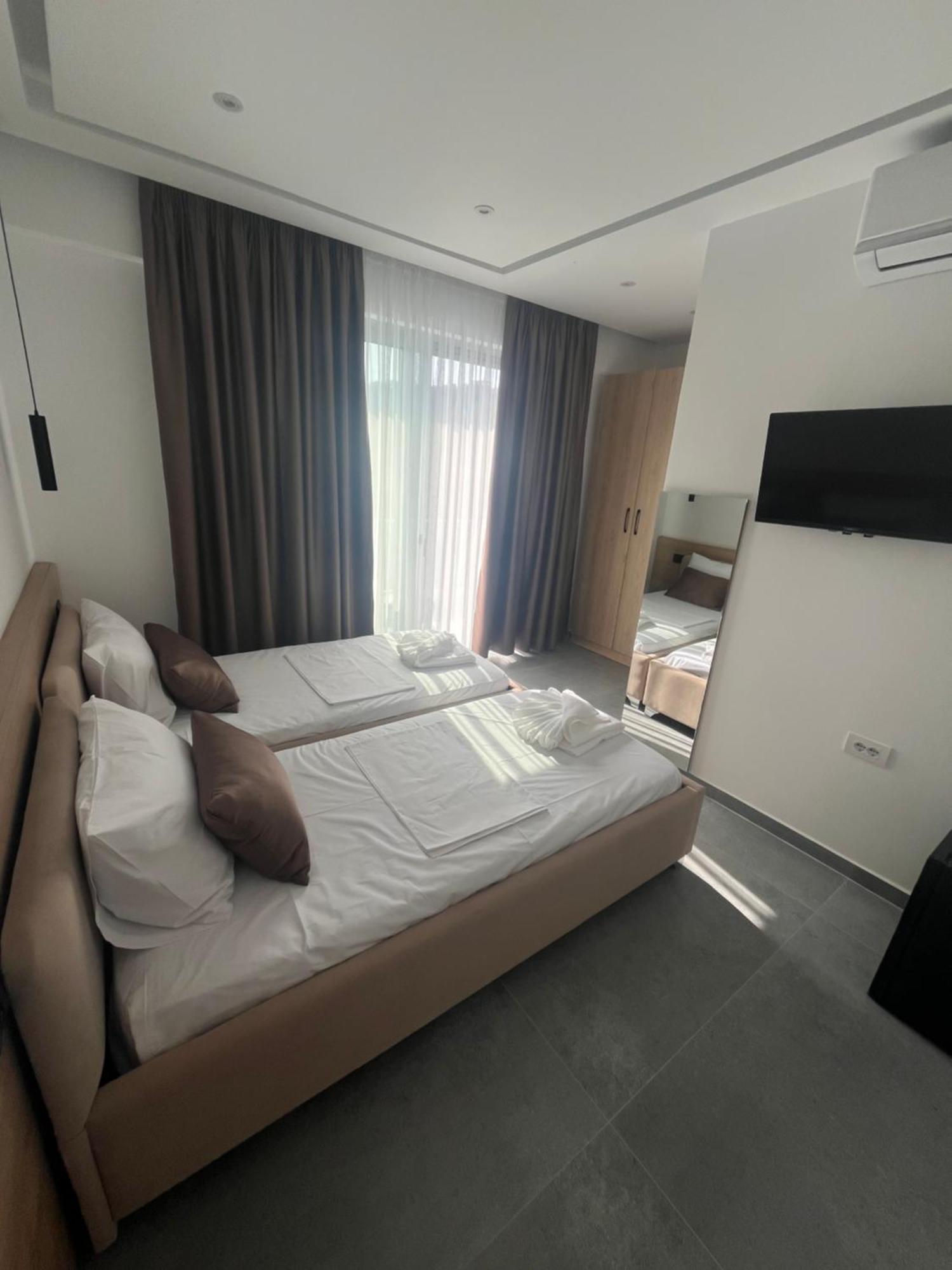 Sun George Bed & Breakfast Himare Bagian luar foto