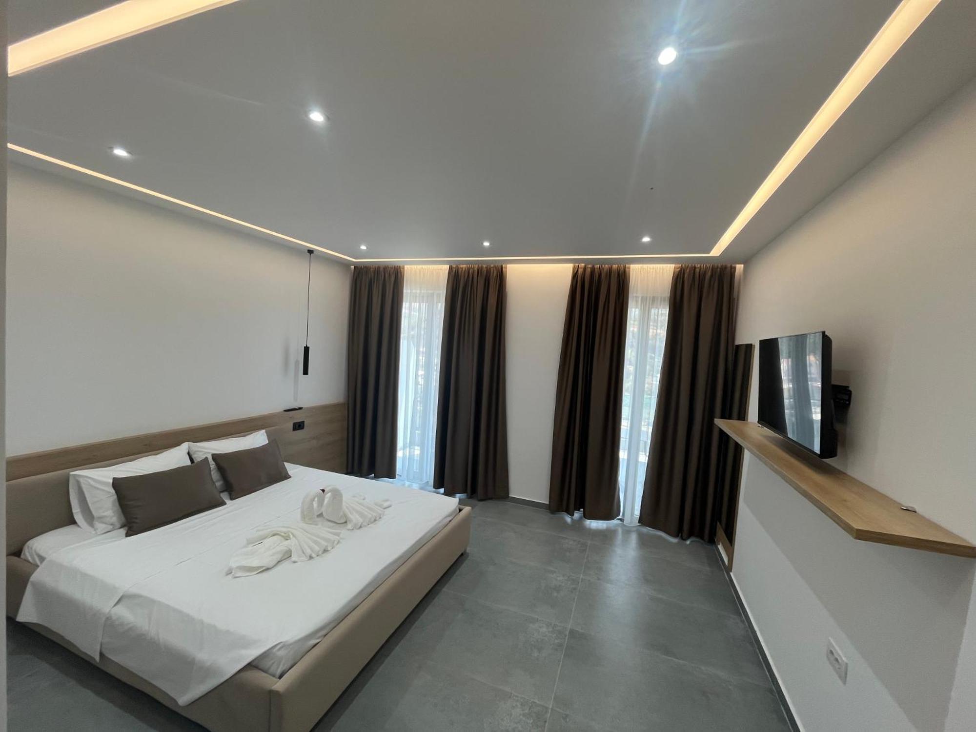 Sun George Bed & Breakfast Himare Bagian luar foto
